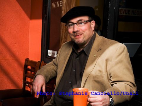 A picture of Craig Newmark sitting with a cup in his hand. 